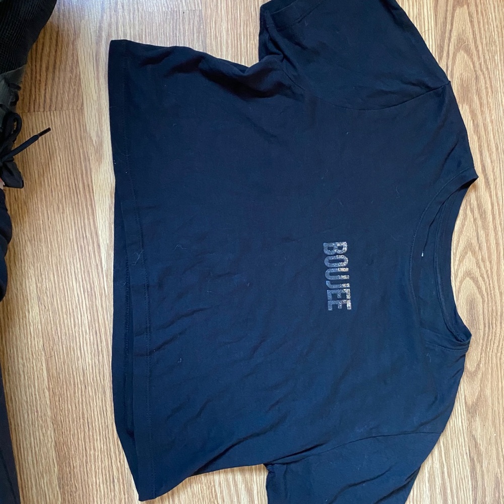 midriff tee that says boojee